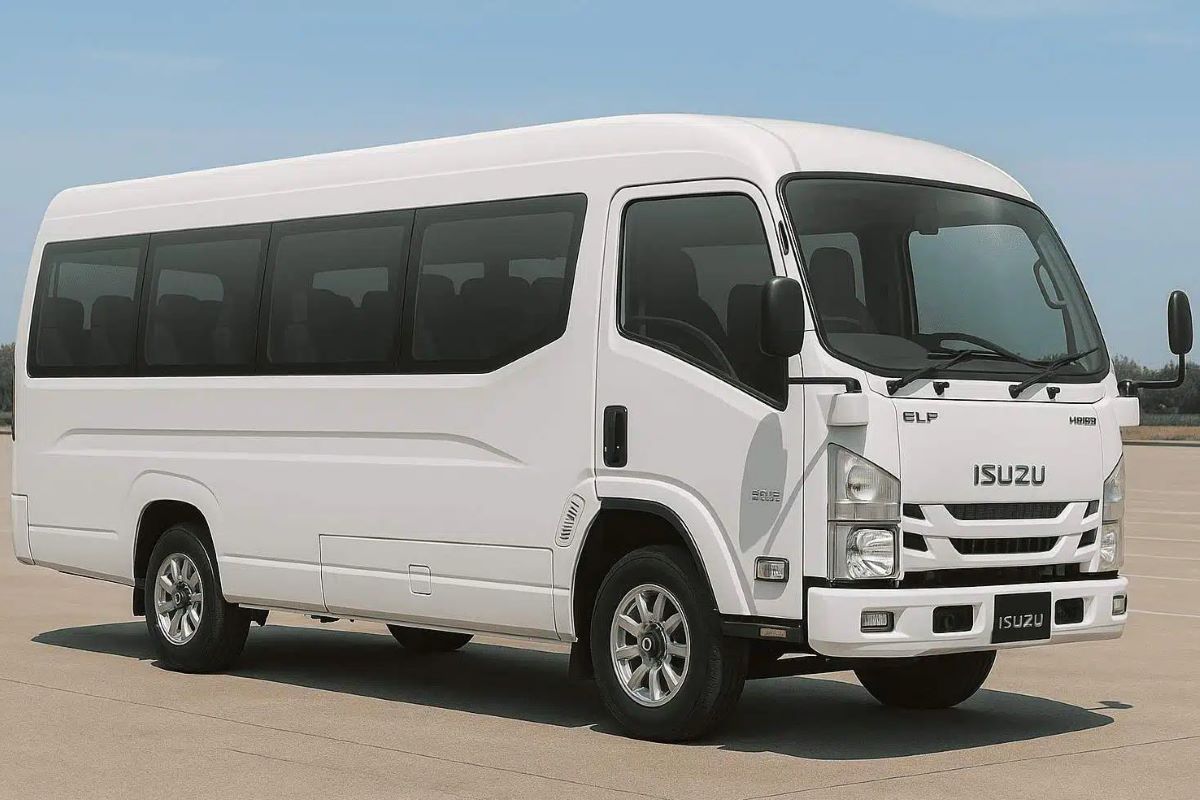 Rental Mobil ELF Long di Padang: Solusi Sempurna untuk Family Gathering Tak Terlupakan!