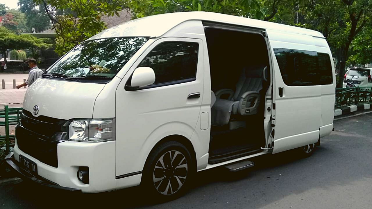 Hiace Commuter Padang: Solusi Sewa Murah dan Andal untuk Berbagai Acara Spesial