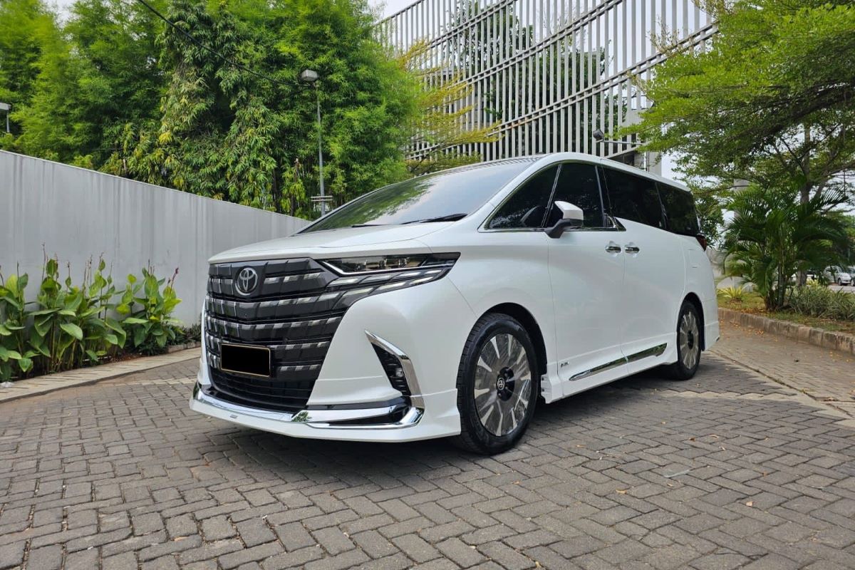 Rental Alphard Hybrid Padang Murah untuk Layanan Premium Kelas Atas