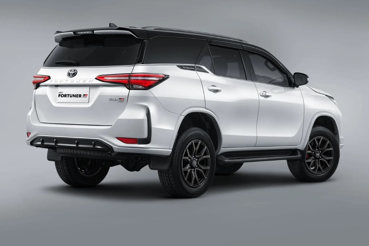 Sewa Fortuner GR 2.8 di Padang: Petualangan Mewah di Tanah Minang yang Tak Terlupakan