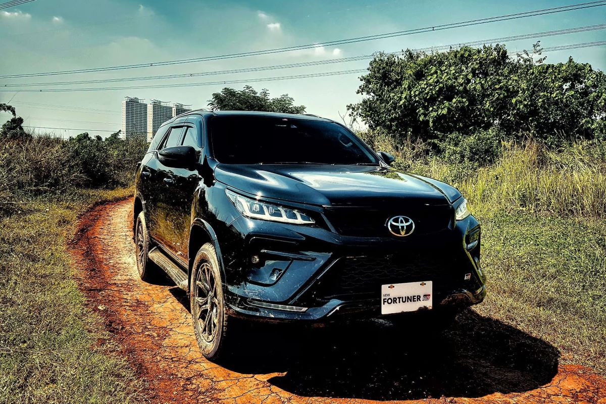 Sewa Mobil Fortuner GR 2.8 Padang: Keleluasaan dan Kekuatan untuk Perjalanan Dinas Anda!