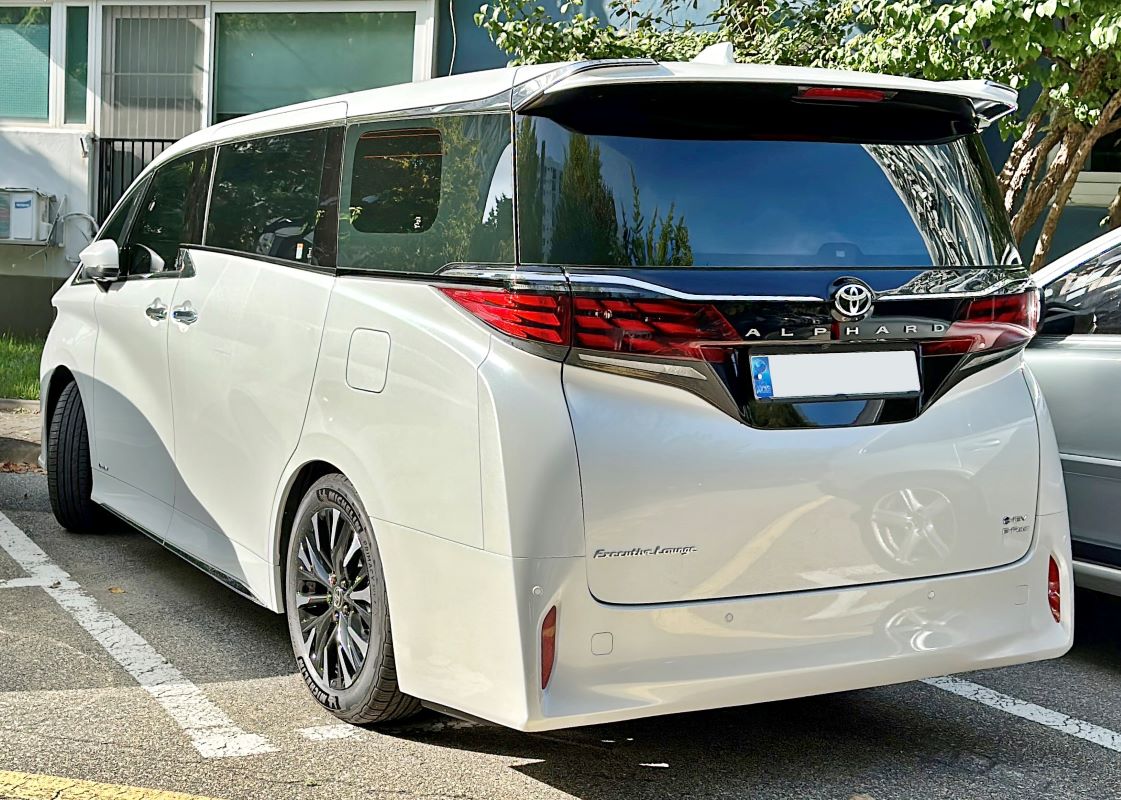 Solusi Sewa Alphard Hybrid Padang untuk Perjalanan Premium dengan Teknologi Hybrid Terkini