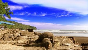 Ingin Solo Trip di Padang dan Mengunjungi Pantai Air Manis? Baca Ini Dulu!