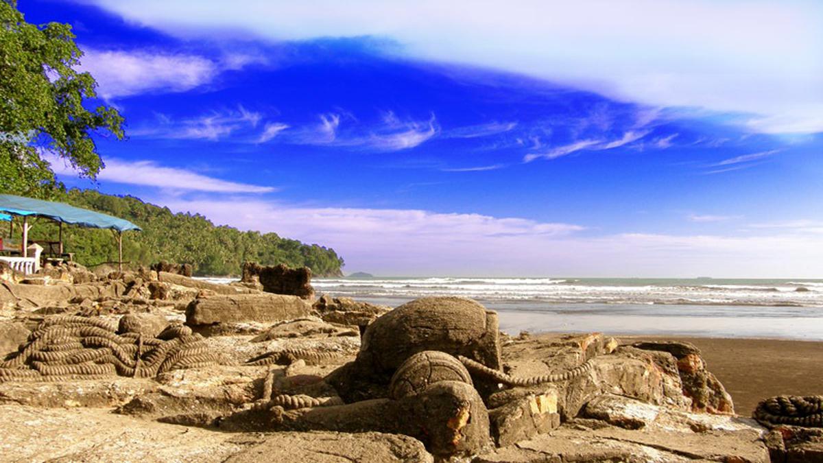Ingin Solo Trip di Padang dan Mengunjungi Pantai Air Manis? Baca Ini Dulu!