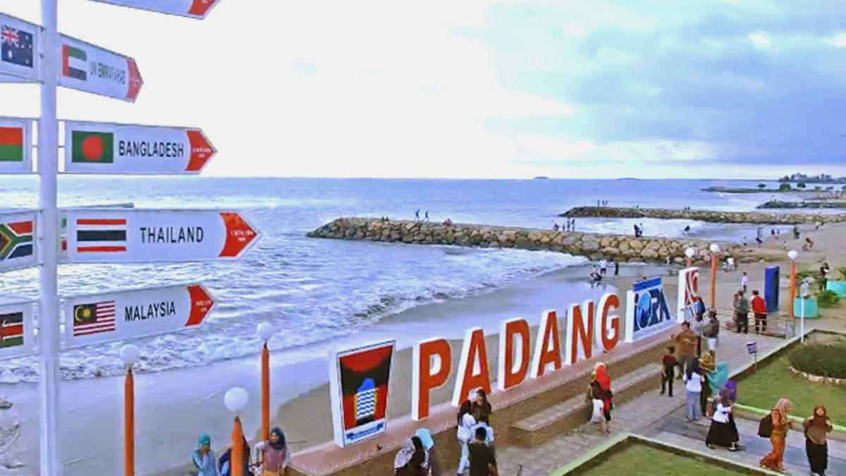 Pantai Taplau Padang: Surga Sunset di Tengah Kota yang Wajib Masuk Bucket List!