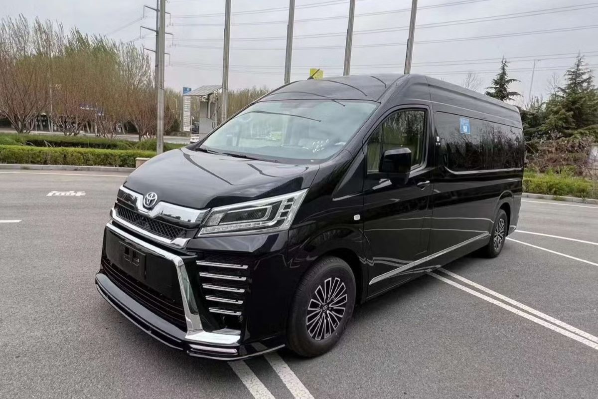 Sewa Hiace Commuter Padang untuk Event Perusahaan: Transportasi Ideal untuk Meeting dan Gathering