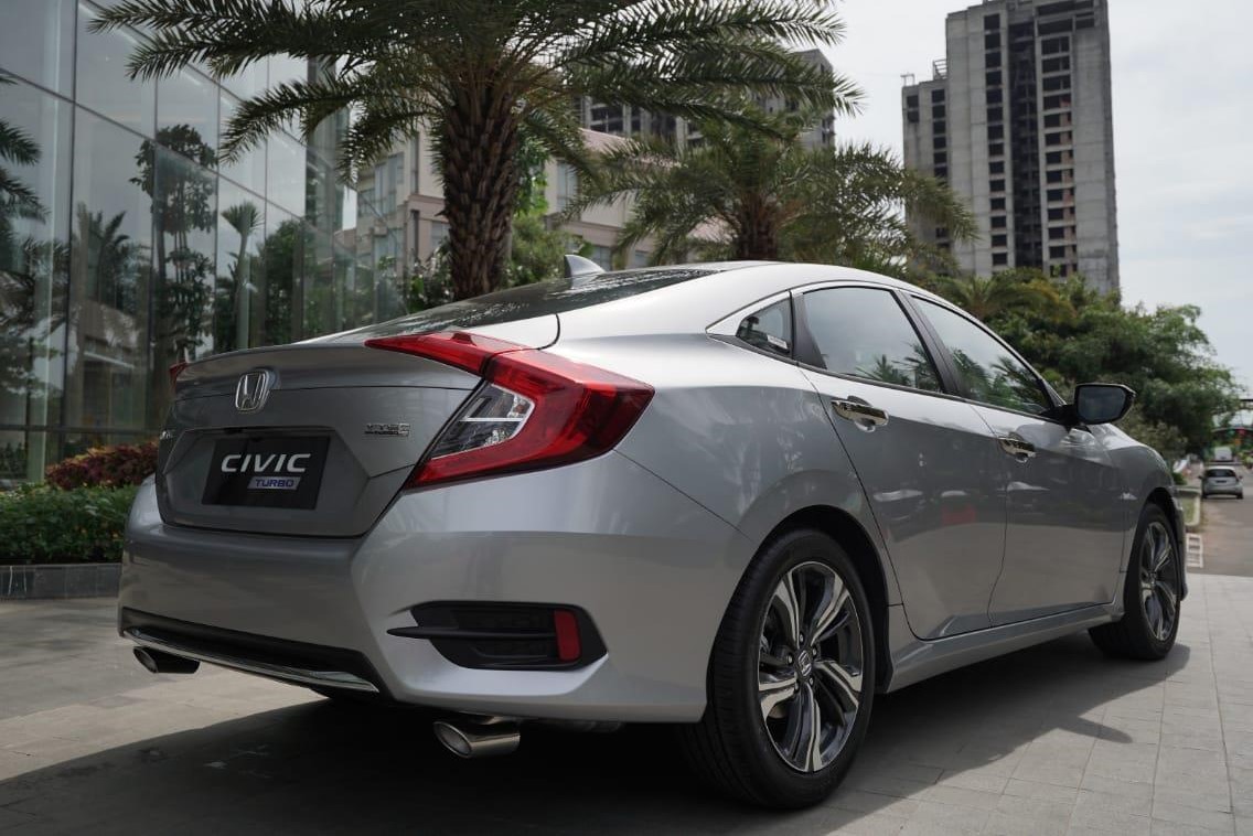 Sewa Honda Civic Turbo Padang dengan Sopir: Nyaman, Berkelas, dan Penuh Gaya!